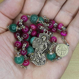 CHAPELET DE SAINT MICHEL EN JADE ET ŒIL DE TIGRE FUCHIA  L'ANGELIS