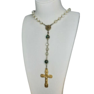 ROSARIO EN NACAR (CONCHA DE TROCHUS) Y PIEDRA DE ESMERALDA EL TROCHUS