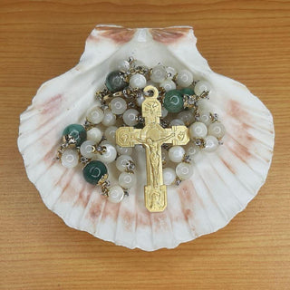 ROSARIO EN NACAR (CONCHA DE TROCHUS) Y PIEDRA DE ESMERALDA EL TROCHUS