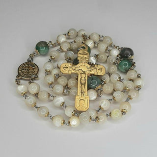 ROSARIO EN NACAR (CONCHA DE TROCHUS) Y PIEDRA DE ESMERALDA EL TROCHUS