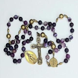 CHAPELET EN AGATE VIOLET ET LAITON LE PURPURA