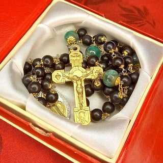 CHAPELET BUIS TEINTE ET ÉMERAUDE ET CROIX DU PARDON PLAQUÉE OR LE SAMARAGUS