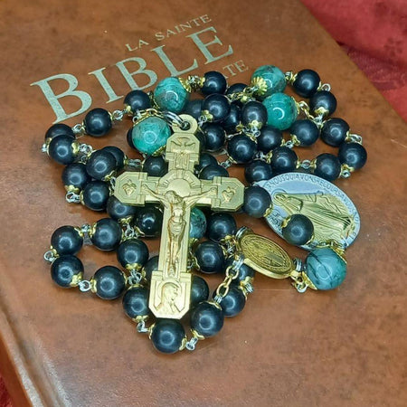 CHAPELET BUIS TEINTE ET ÉMERAUDE ET CROIX DU PARDON PLAQUÉE OR 