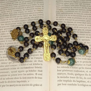 CHAPELET BUIS TEINTE ET ÉMERAUDE ET CROIX DU PARDON PLAQUÉE OR LE SAMARAGUS