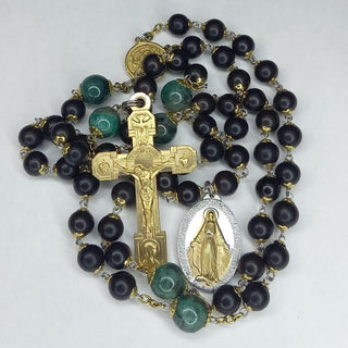 CHAPELET BUIS TEINTE ET ÉMERAUDE ET CROIX DU PARDON PLAQUÉE OR LE SAMARAGUS