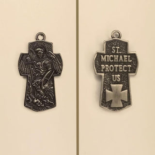 Medalla de la Cruz de San Miguel de acero inoxidable bañada en plata 