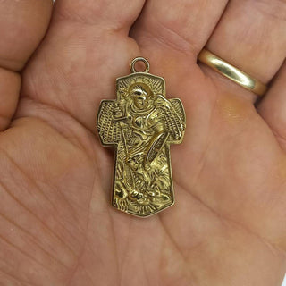 Medalla de la Cruz de San Miguel de acero inoxidable bañada en plata 