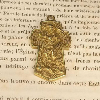 CROIX MÉDAILLE SAINT MICHEL INOX DORÉ