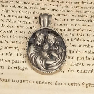 MEDALLA DE LA SAGRADA FAMILIA EN PELTRE 